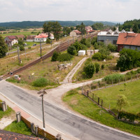 Výhled na železniční stanici Ražice, vpravo původní výtopna, kde dříve bývala i točna.